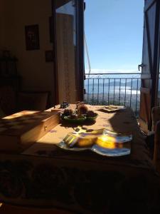StagiatesAthena's Guest House的一张桌子,上面有食物,享有海景
