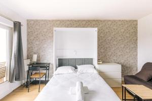 让蒂伊Marvellous Studio Paris 14的卧室配有一张白色的大床和一张沙发。