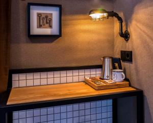 阿姆斯特丹乔丹先生酒店的桌子上配有咖啡壶的柜台