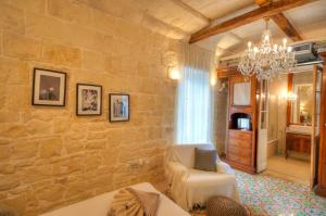 LijaCasa Bartolo A Hidden Gem - Spacious Village Home EBAR1-1的客厅设有石墙