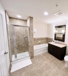 Vernon TownshipMountain Creek Resort at Appalachian Hotel - Pool & Hot Tub的带淋浴和盥洗盆的浴室
