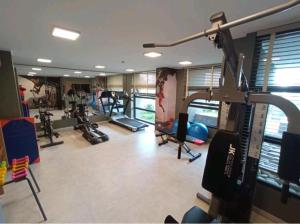 康康Hermoso Departamento dunas de concon的一间健身房,里面设有数台跑步机和跑步机