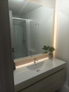 康康Hermoso Departamento dunas de concon的浴室设有白色水槽和镜子