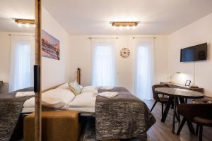 布达佩斯Central Sphere Apartment的酒店客房配有一张床铺、一张桌子和一张书桌。