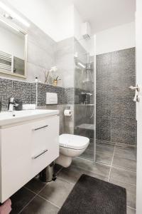 布达佩斯Central Sphere Apartment的白色的浴室设有卫生间和淋浴。