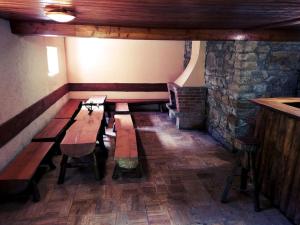 瓦拉什斯凯克洛博乌基Horská chata Jiřinka的一间设有木桌和石墙的客房
