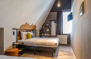 阿姆斯特丹乔丹先生酒店的一间卧室设有一张大床和一个窗户。