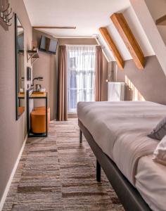 阿姆斯特丹乔丹先生酒店的酒店客房设有床和窗户。