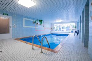 巴滕贝格韦德门希艾尔贝格酒店的设有一个大型游泳池,