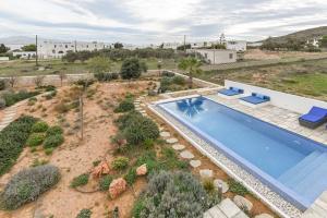 安倍拉斯Villa Iremía - Family house with beach access的享有庭院游泳池的顶部景色