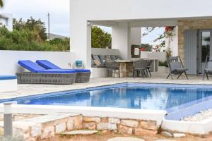 安倍拉斯Villa Iremía - Family house with beach access的一个带庭院和房子的游泳池