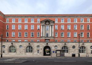 伦敦贝特庄园酒店的一座大型红砖建筑,上面有时钟