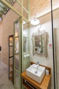 塞维利亚Judería de Sevilla I Luxury Apartments的一间带水槽和镜子的浴室