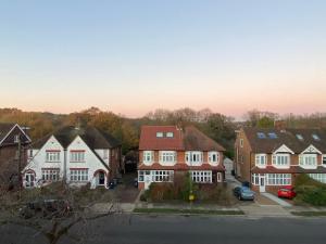 TotteridgeCosy North London 2 Bed Apartment in Woodside Park- Close to Station and Central London的住宅区一群房子