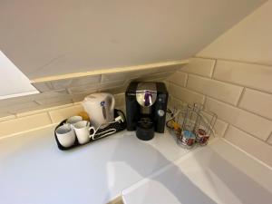 TotteridgeCosy North London 2 Bed Apartment in Woodside Park- Close to Station and Central London的厨房柜台上方的咖啡机