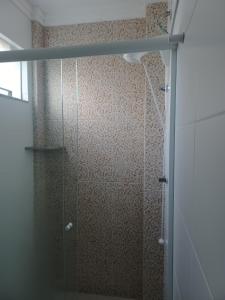 邦比尼亚斯Loft Bombinhas Van Gogh的浴室里设有玻璃门淋浴