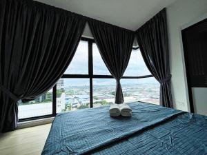 双溪毛糯Cozy & Comfy Home Dsara Sentral Opposite MRT的一间卧室设有一张蓝色的床和大窗户