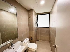 双溪毛糯Cozy & Comfy Home Dsara Sentral Opposite MRT的一间带卫生间、水槽和窗户的浴室
