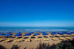 圣温琴佐艾来西公园酒店的海滩上的蓝色遮阳伞和椅子
