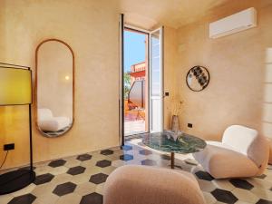 拉瓦尼亚Villa Riviera Resort的客厅配有桌椅和窗户。