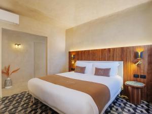 拉瓦尼亚Villa Riviera Resort的一间卧室,卧室内配有一张大床