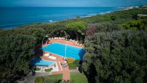 圣温琴佐艾来西公园酒店的享有带游泳池和大海的房屋的空中景致