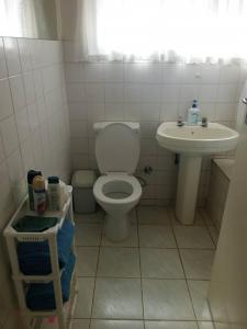 哈拉雷2 bed guesthouse in Mabelreign - 2012的一间带卫生间和水槽的浴室