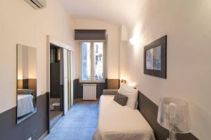 罗马拉卡萨迪艾米旅馆的小房间设有床和沙发