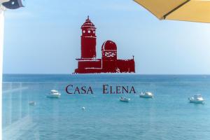 普拉亚布兰卡Casa Lola y Elena - Playa Blanca, Lanzarote的水中一座有船的灯塔