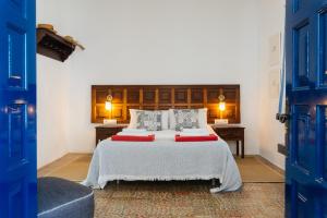 埃尔戈尔福Casa Rural Caleton del Golfo的一间卧室配有一张带蓝色门的大床