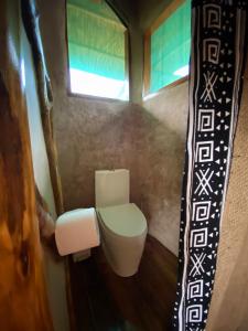 Murchison Falls National ParkMurchison Falls Bamboo Village的一间带卫生间和窗户的小浴室