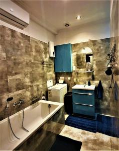 克拉科夫GAJ Apartment - Air condition - Free Parking的带浴缸和盥洗盆的浴室