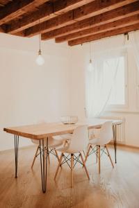 维罗纳Casa Sgarzarie exclusive apartment的一间带桌椅的用餐室