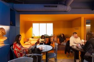 马拉加COEO Pod Hostel - Part of COEO Experience的一群人坐在房间里
