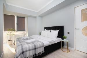 阿拉木图Прекрасные апартаменты для путешествующих семей的白色卧室配有一张带白色枕头的大床