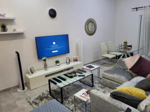 阿克拉Lovely 2-Bed House in Accra East legon hills的带沙发和电视的客厅