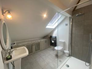 兰卡斯特Beautiful 1 bedroom holiday home in Lancaster的一间带水槽、淋浴和卫生间的浴室