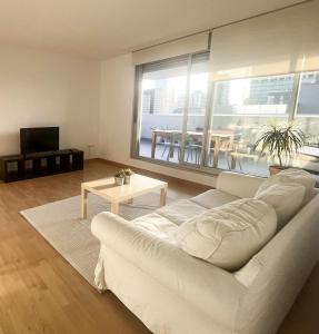 巴塞罗那Beach & Culture Barcelona Port Forum Penthouse Apartment的客厅配有白色沙发和大窗户