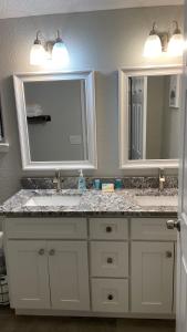 杰克逊维尔The Jewel of Jacksonville的浴室设有2个水槽和2面镜子