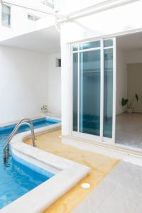 切图马尔Casa Medina的一个带大窗户的房间内的游泳池