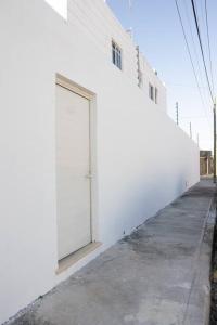 切图马尔Casa Medina的白色的建筑,旁边有一扇门
