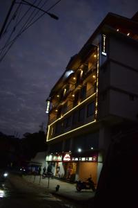 NamchiHOTEL MONTANA VYOO的一座建筑,晚上有灯