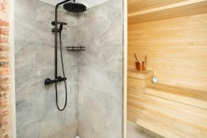 塔尔图Old Town Luxury apartment with sauna的浴室里设有玻璃门淋浴