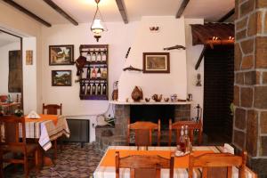 切佩拉雷Хотел Феникс的一间带桌子和壁炉的用餐室