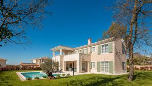 布罗托尼贾Villa Estelle by ILC (Istria Luxury Collection)的一座大房子,在院子里设有游泳池