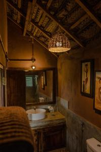 蒂瑟默哈拉默加加蜜蜂雅拉酒店的一间带水槽和镜子的浴室