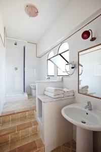 阿杰罗拉妮多维德酒店的白色的浴室设有水槽和镜子