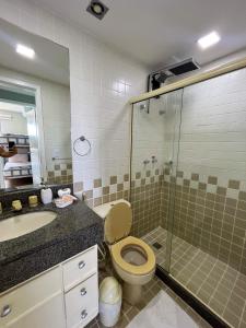 安格拉杜斯雷斯Apartamento Porto Real Resort (11.1 402) com vista panorâmica的浴室配有卫生间、盥洗盆和淋浴。