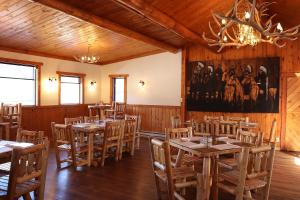 麋鹿城黄石谷酒店 的用餐室配有木桌和椅子