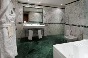 威尼斯西娜圣天使宫殿酒店的一间带水槽、卫生间和镜子的浴室
